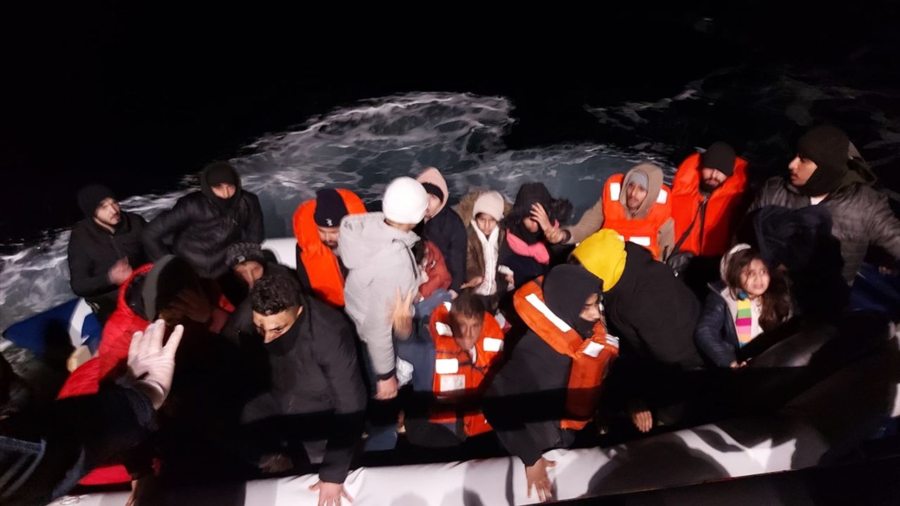 Türk Kara Sularına İtilen 80 Göçmen Kurtarıldı