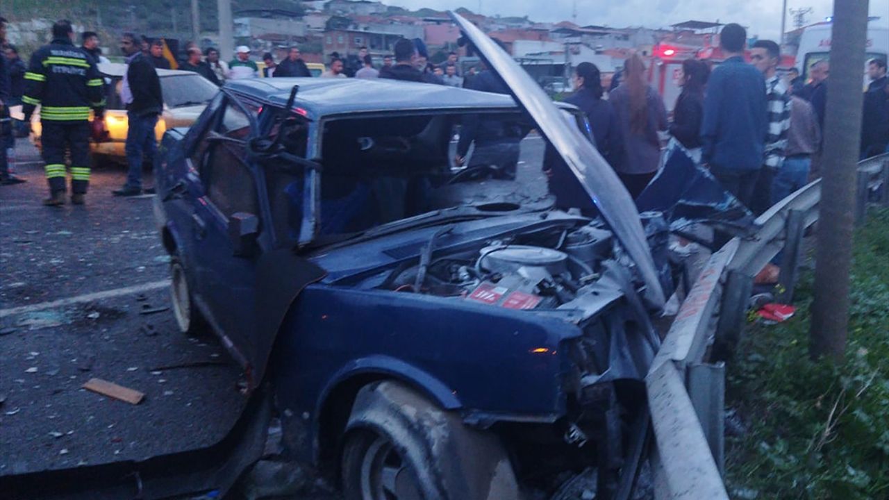 Turgutlu'da 2 Otomobil Çarpıştı; 6 Yaralı