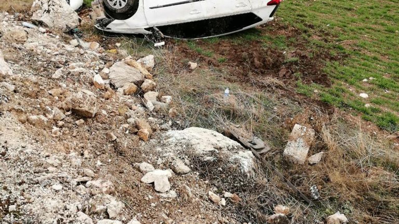Afyonkarahisar'da şarampole otomobil devrildi, 5 depremzede yaralandı