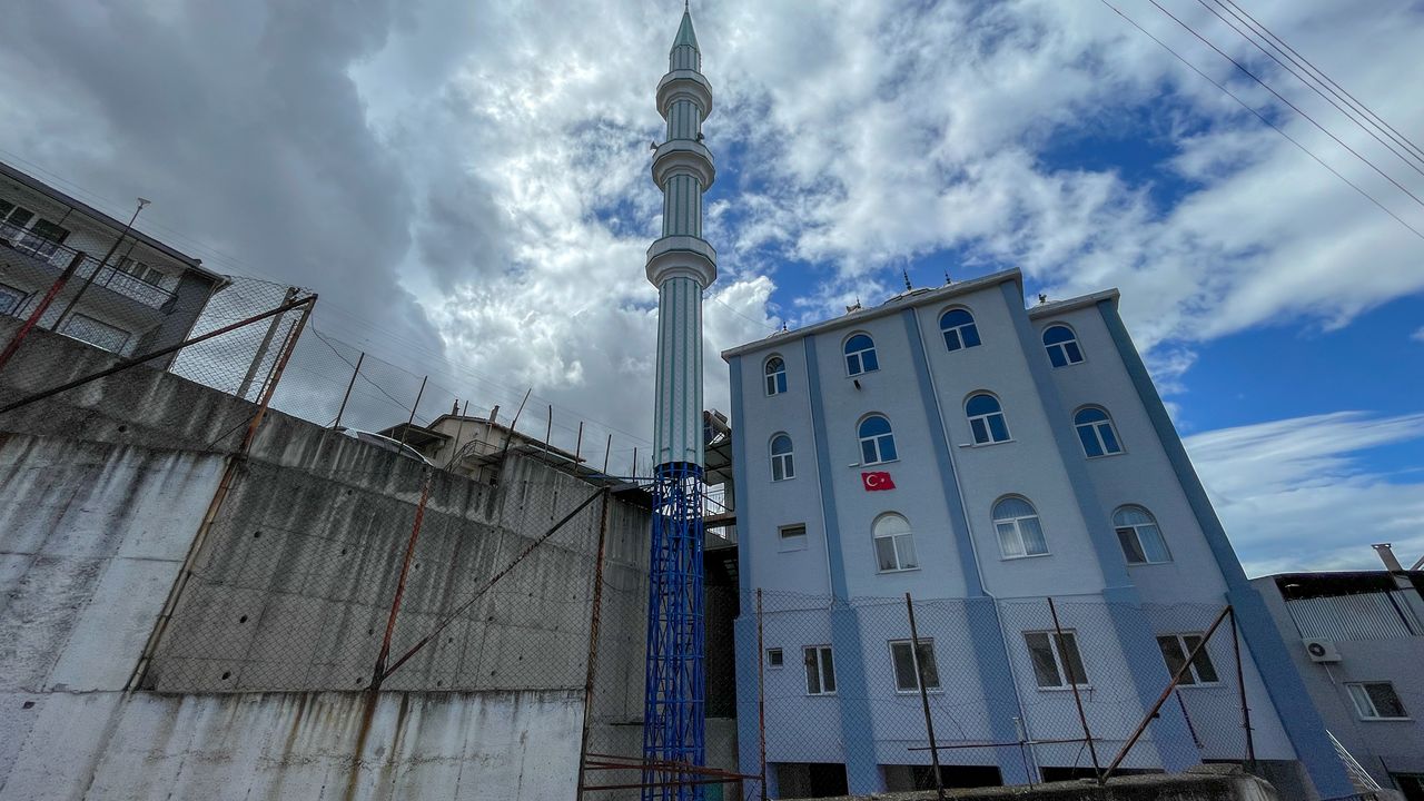 İzmir'de rüzgarda sallanan minare endişeye sebep oldu