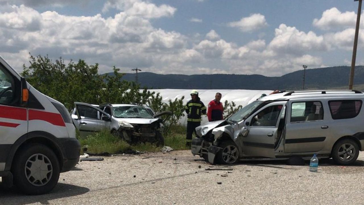 Otomobille hafif ticari araç çarpıştı: 1 ölü 4 yaralı