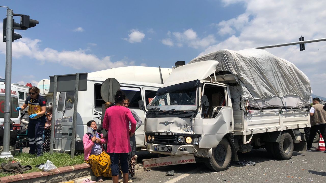 İşçi minibüsüyle kamyonet çarpıştı: 9 yaralı