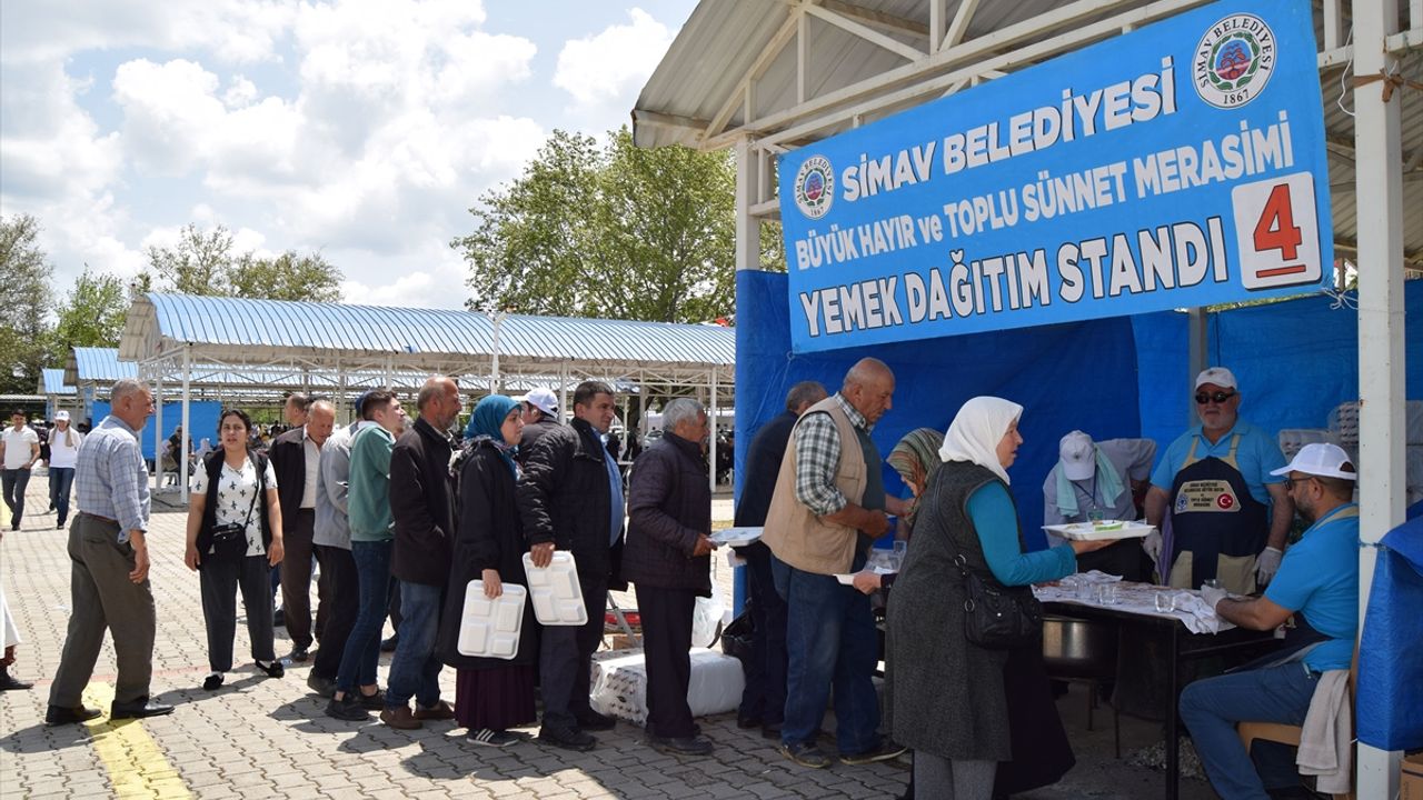 Simav'da "Büyük Hayır ve Sünnet Şöleni"nde yaklaşık 40 bin kişiye yemek ikram edildi