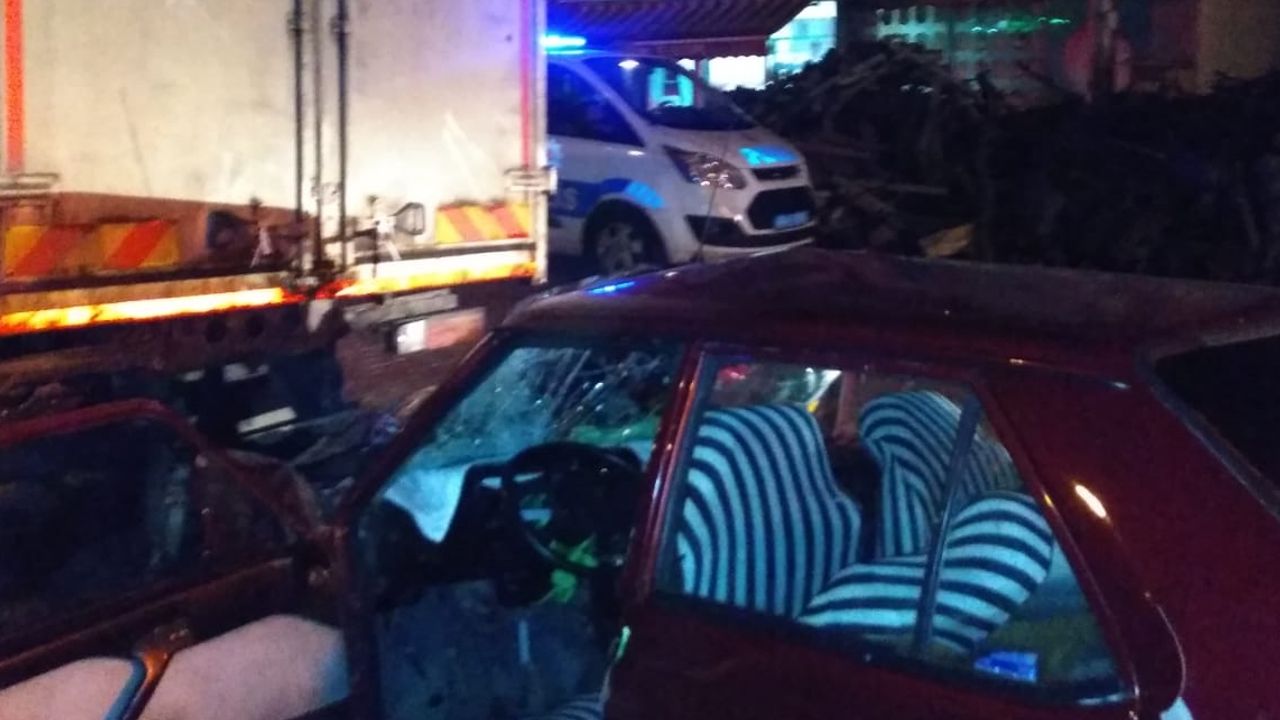 Uşak'ta park halindeki kamyona çarpan otomobilin sürücüsü ağır yaralandı