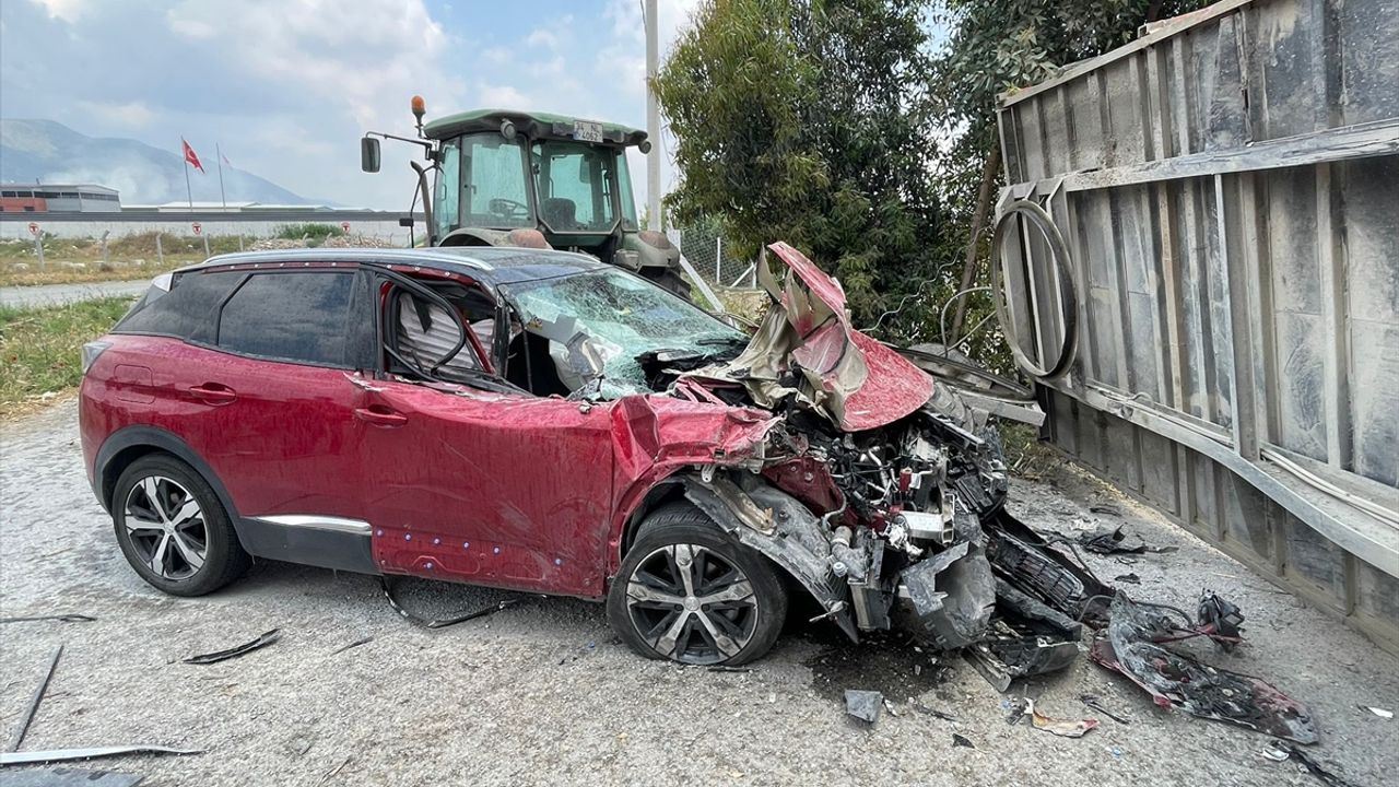 Traktörle Çarpışan Otomobilin Sürücüsü Yaralandı