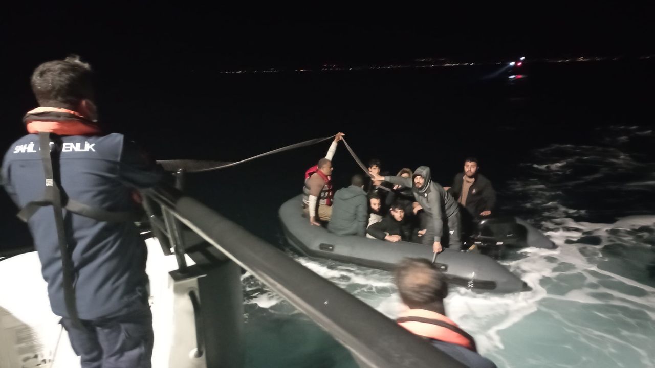 İzmir açıklarında 10 düzensiz göçmen yakalandı