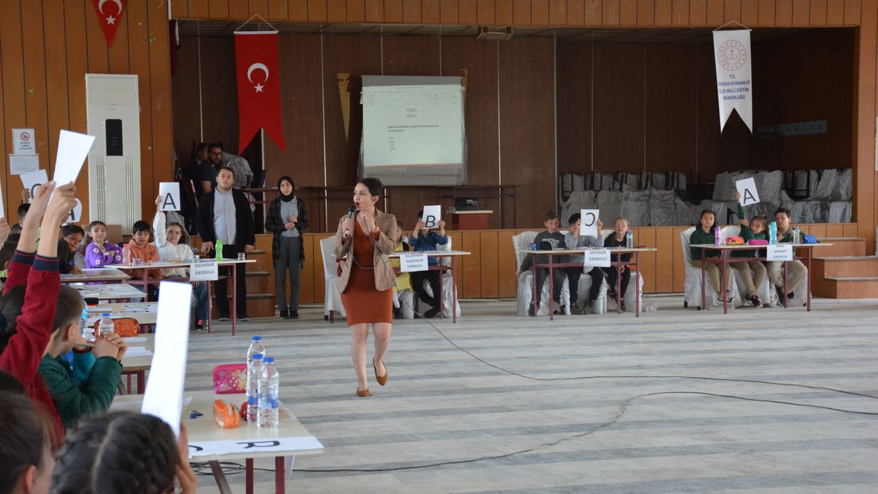İscehisar'da okullar arası bilgi yarışması düzenlendi