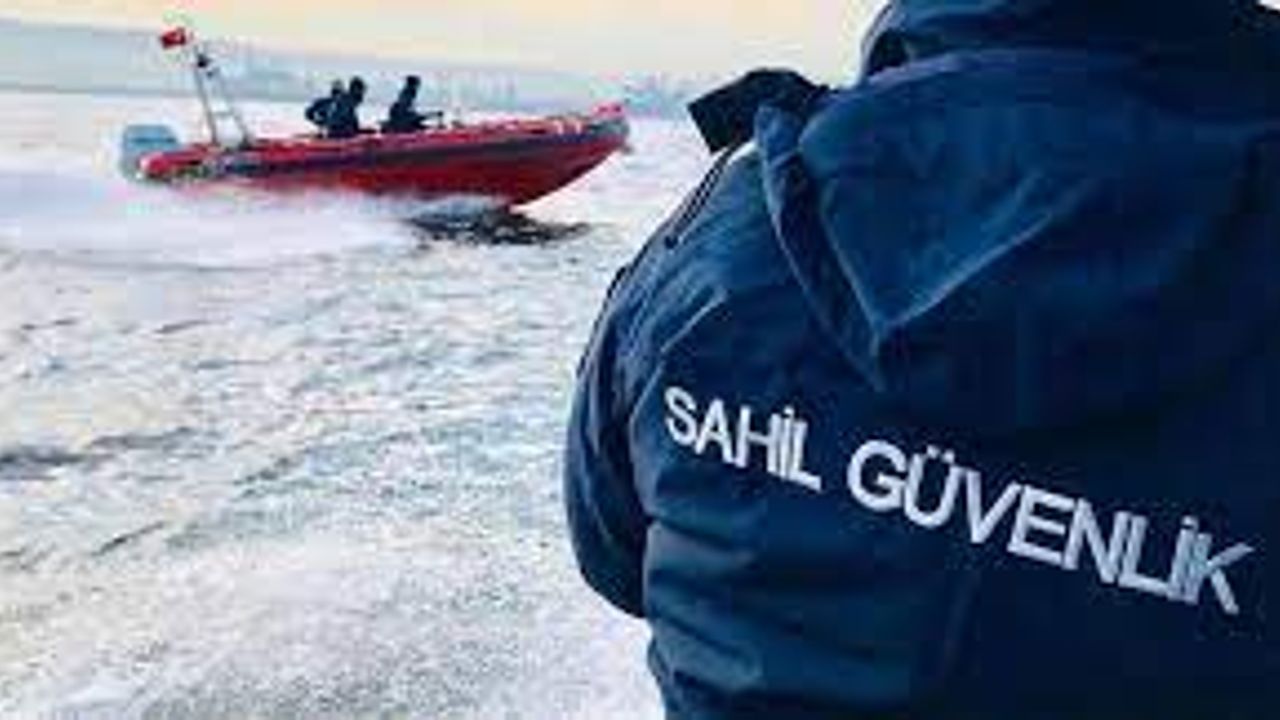 İzmir açıklarında bir lüks yelkenliye yasa dışı geçiş operasyonu