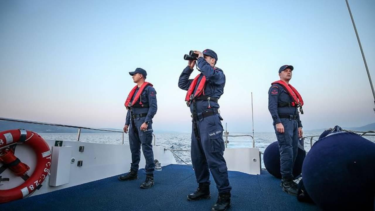 Türk kara sularına itilen 45 düzensiz göçmen kurtarıldı