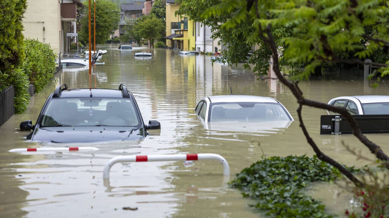 İtalya'daki sel felaketinde ölenlerin sayısı 15'e yükseldi