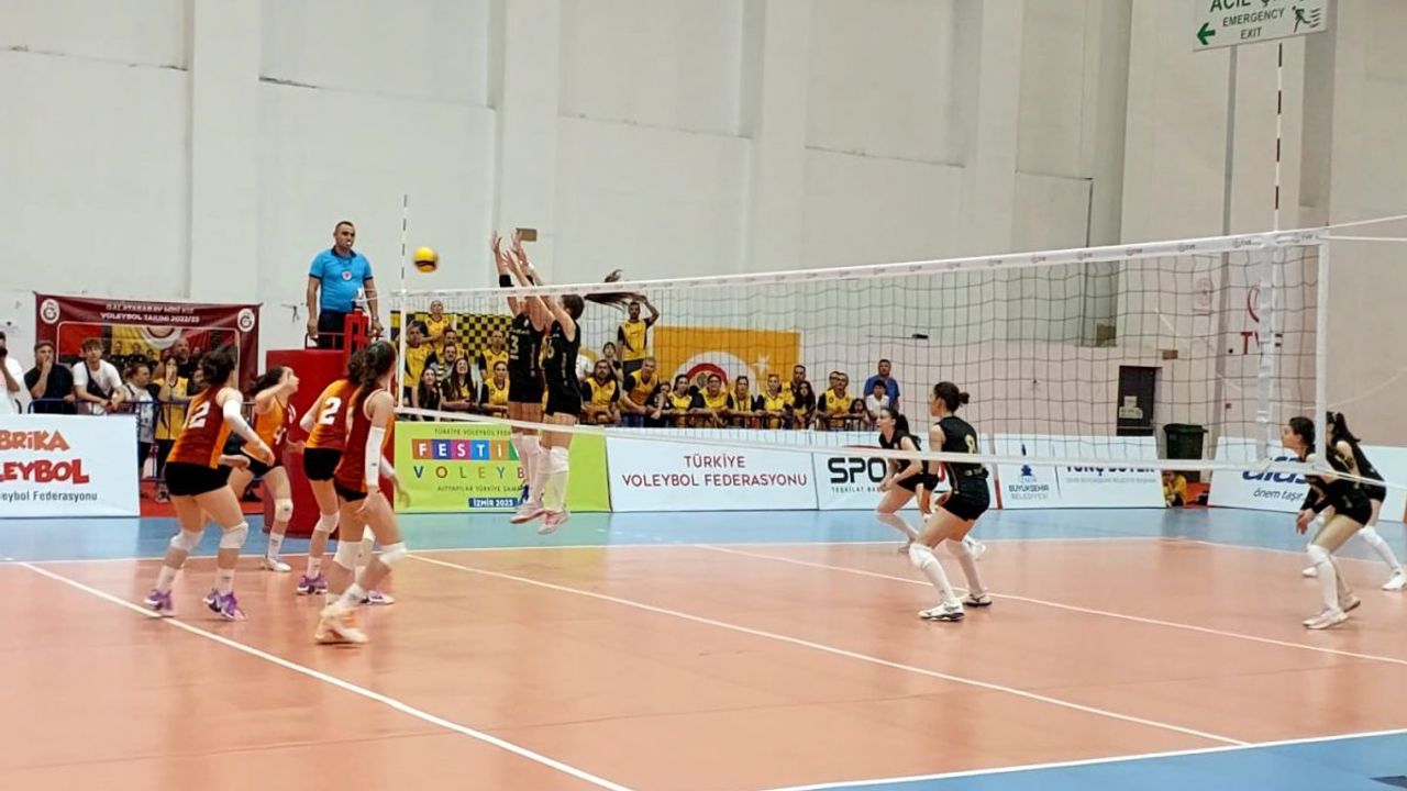 Voleybol Türkiye Şampiyonası midi kızlar ve küçük erkeklerde finalistler belirlendi