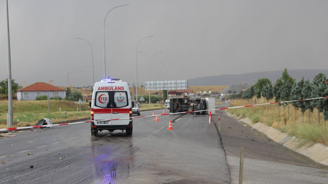 Midibüs ile kamyonet çarpıştı, 33 kişi yaralandı