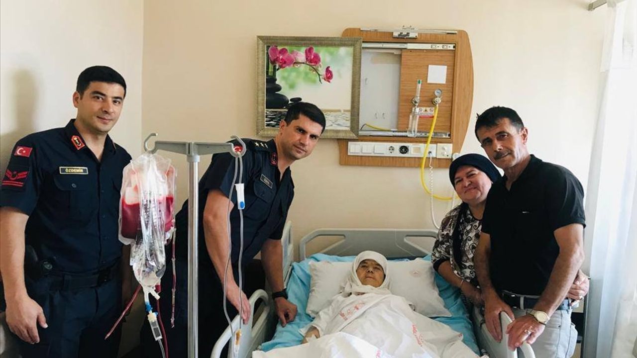 Jandarma, şehit annesi için kan bağışında bulundu