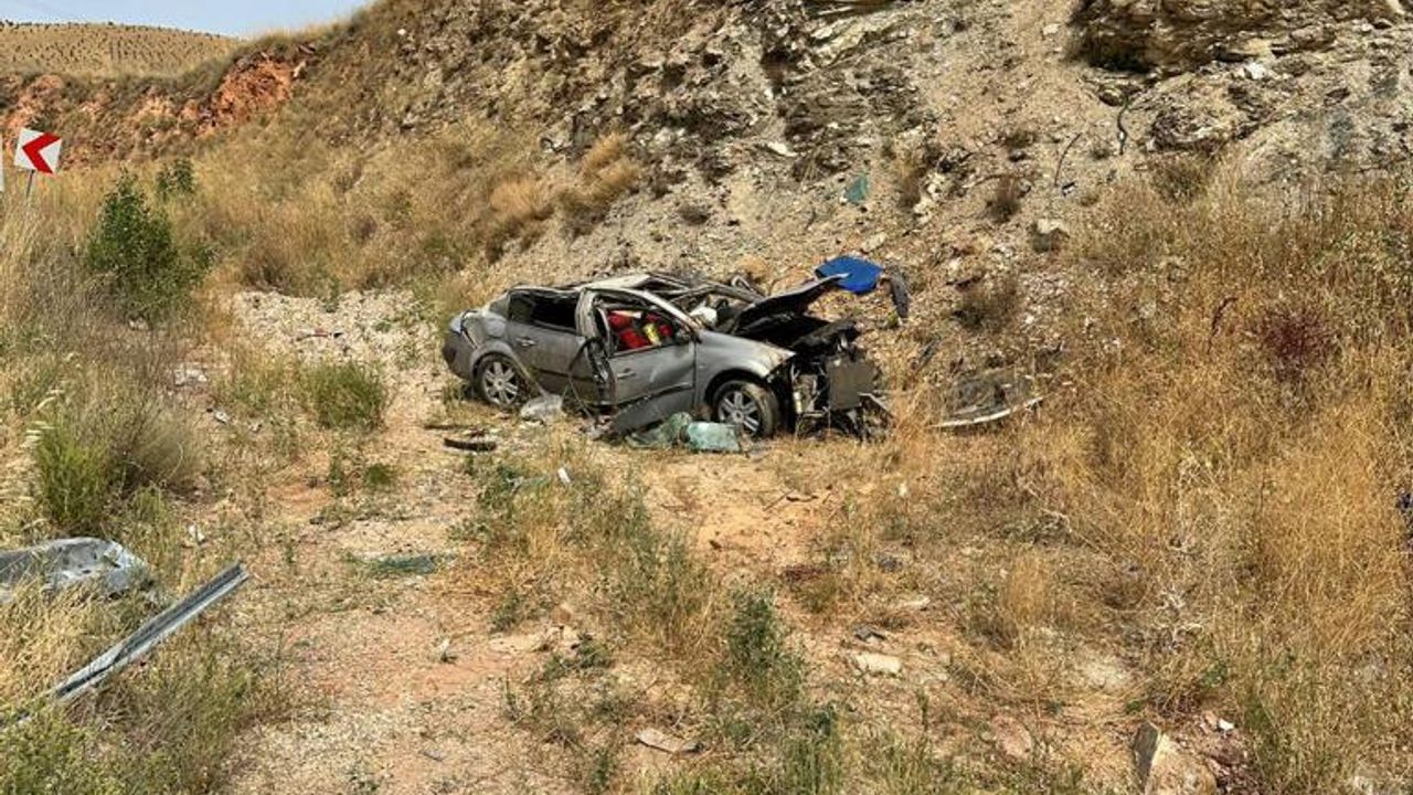 Şarampole devrilen otomobildeki 1 kişi öldü