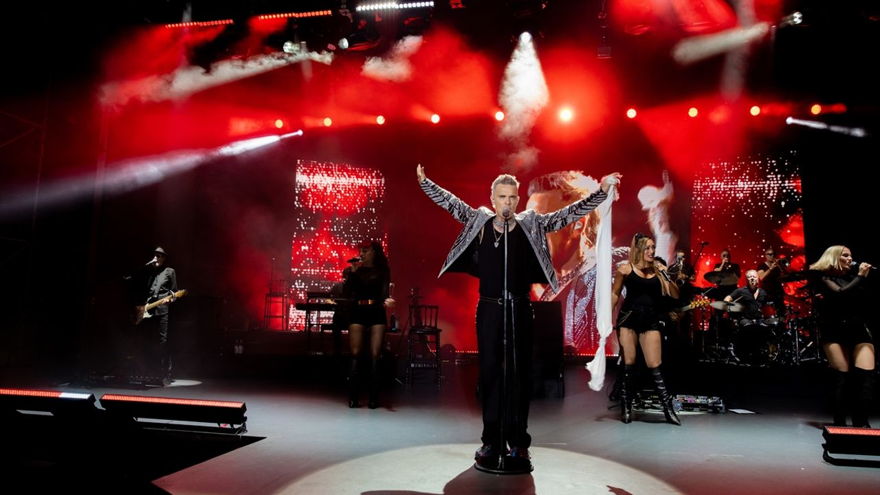 Ünlü İngiliz şarkıcı Robbie Williams Bodrum'da konser verdi