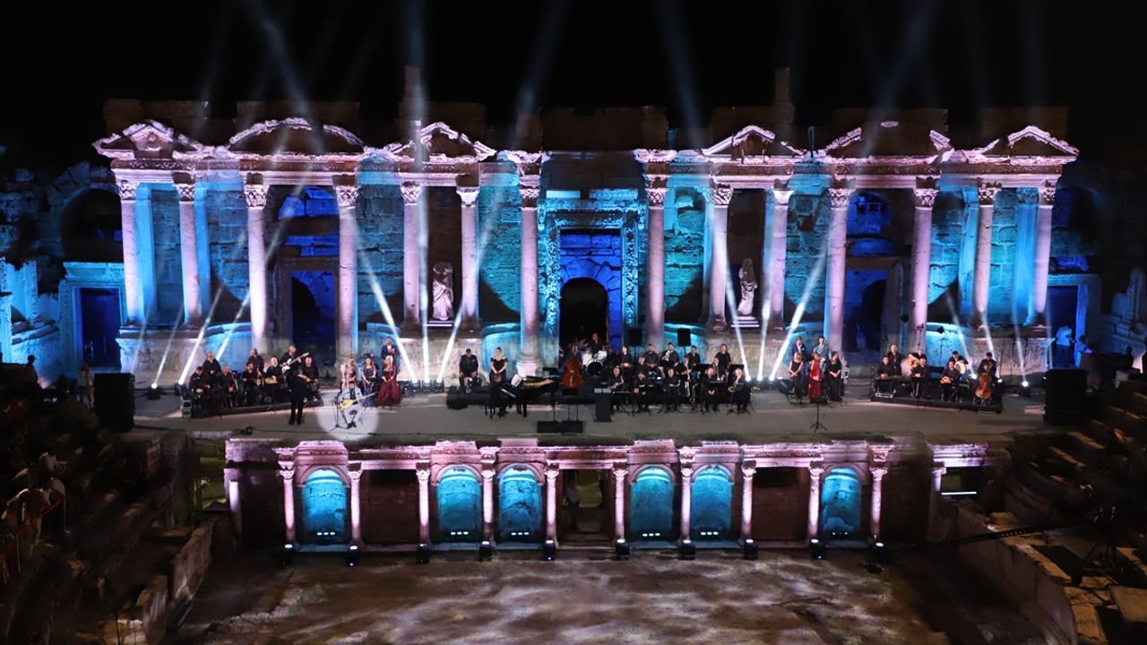 TRT sanatçıları, Pamukkale'deki Hierapolis Antik Tiyatrosu'nda konser verdi