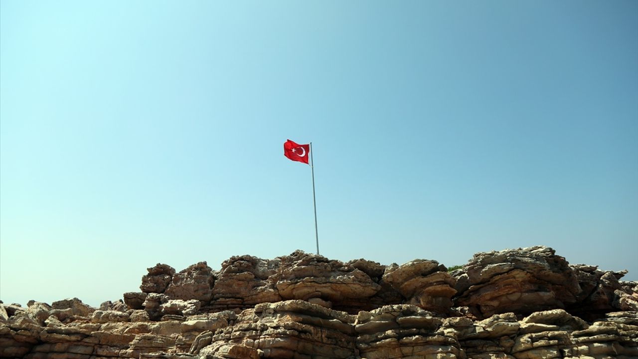 Ada ve koylara Türk bayrağı dikiliyor