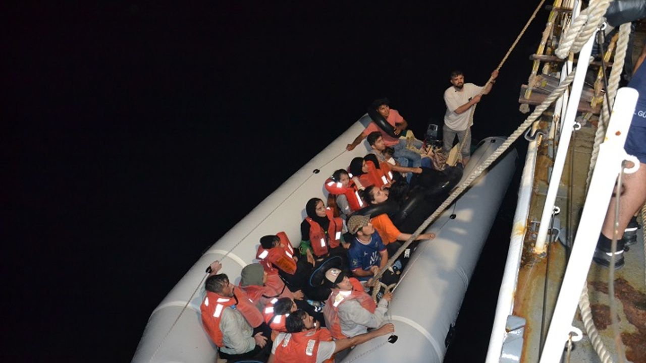 51 düzensiz göçmen kurtarıldı, 19 göçmen yakalandı