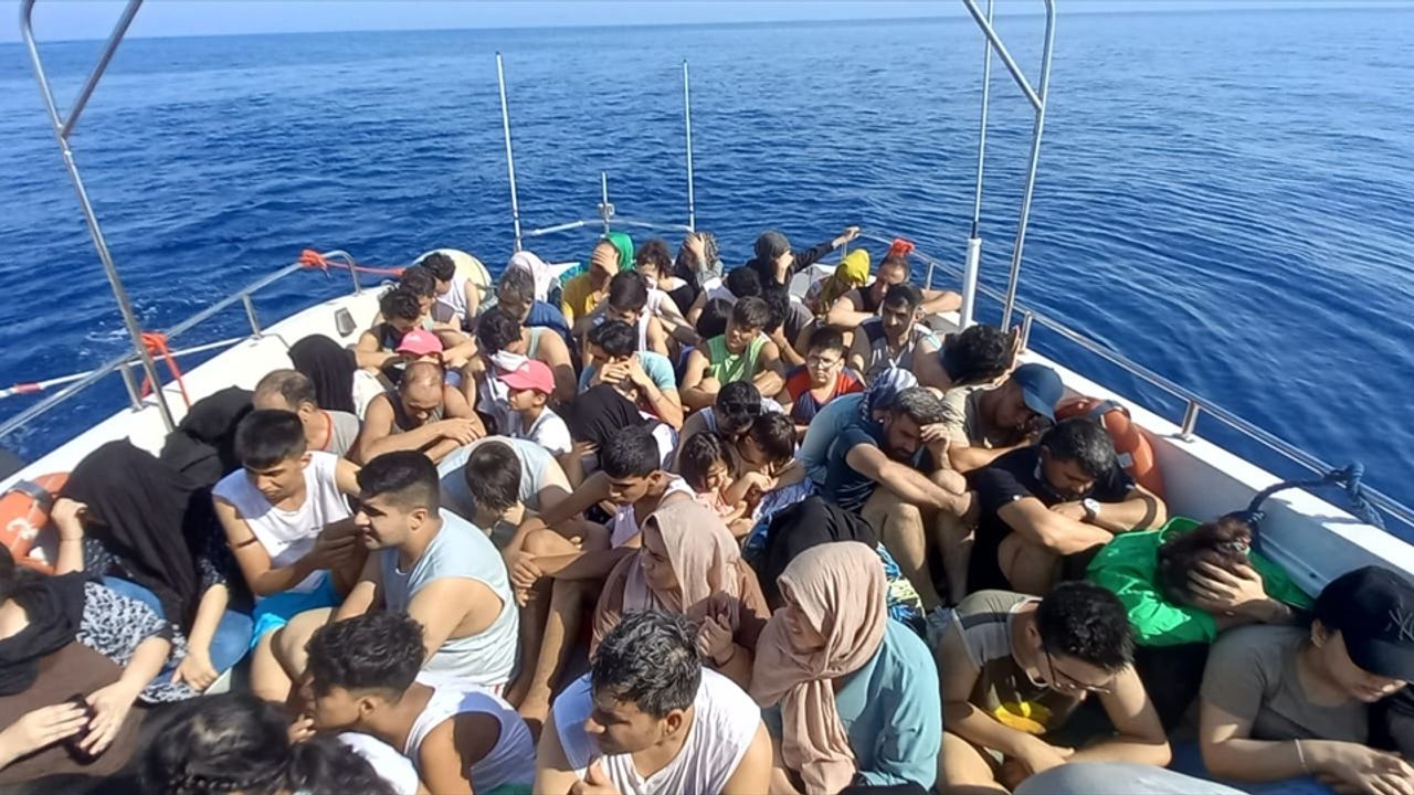 140 düzensiz göçmen kurtarıldı, 16 göçmen yakalandı