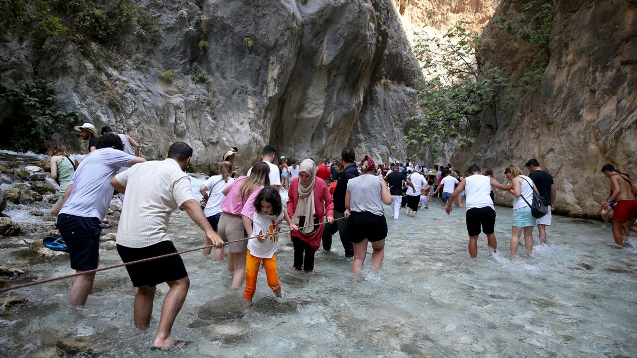 Muğla ile Antalya'yı ayıran Saklıkent Kanyonu, ziyaretçilerini serinletiyor