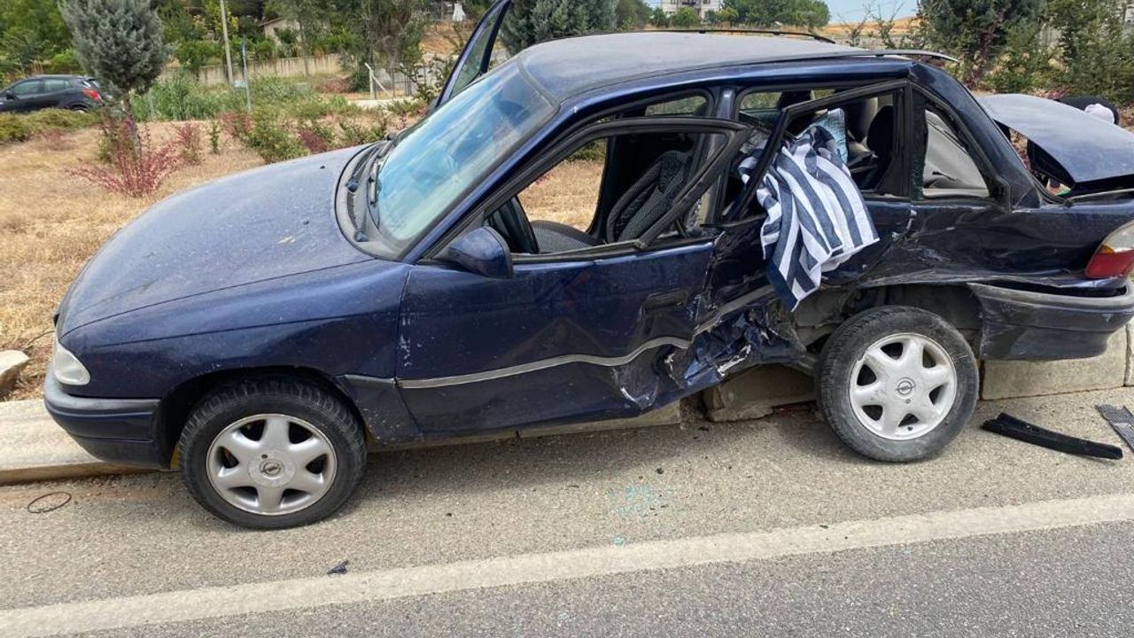 Uşak'ta iki otomobilin çarpıştığı kazada 3 kişi yaralandı