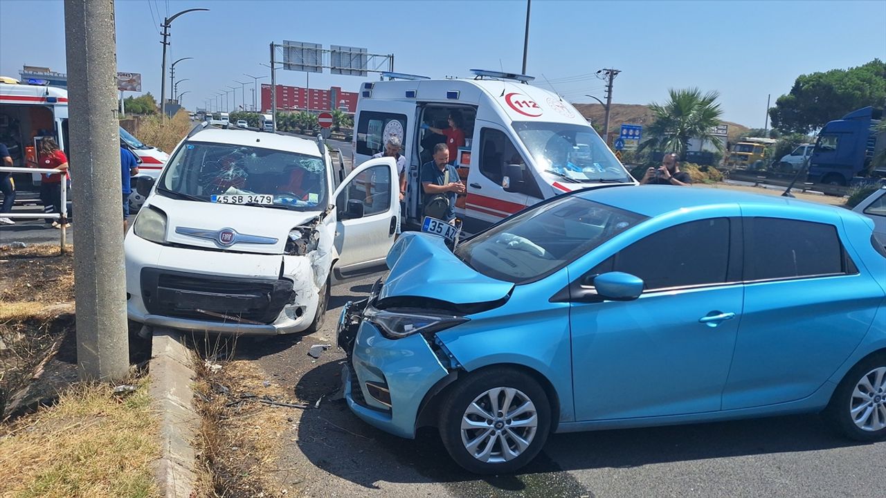 Hafif ticari araçla otomobilin çarpışması sonucu 7 kişi yaralandı