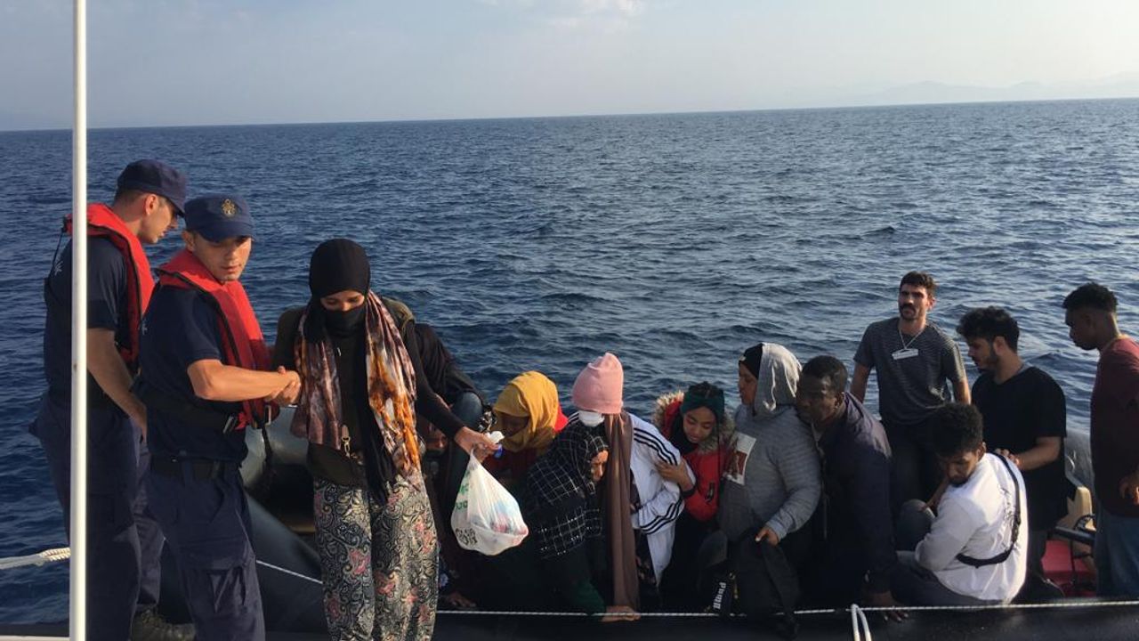 İzmir açıklarına 17 düzensiz göçmen kurtarıldı