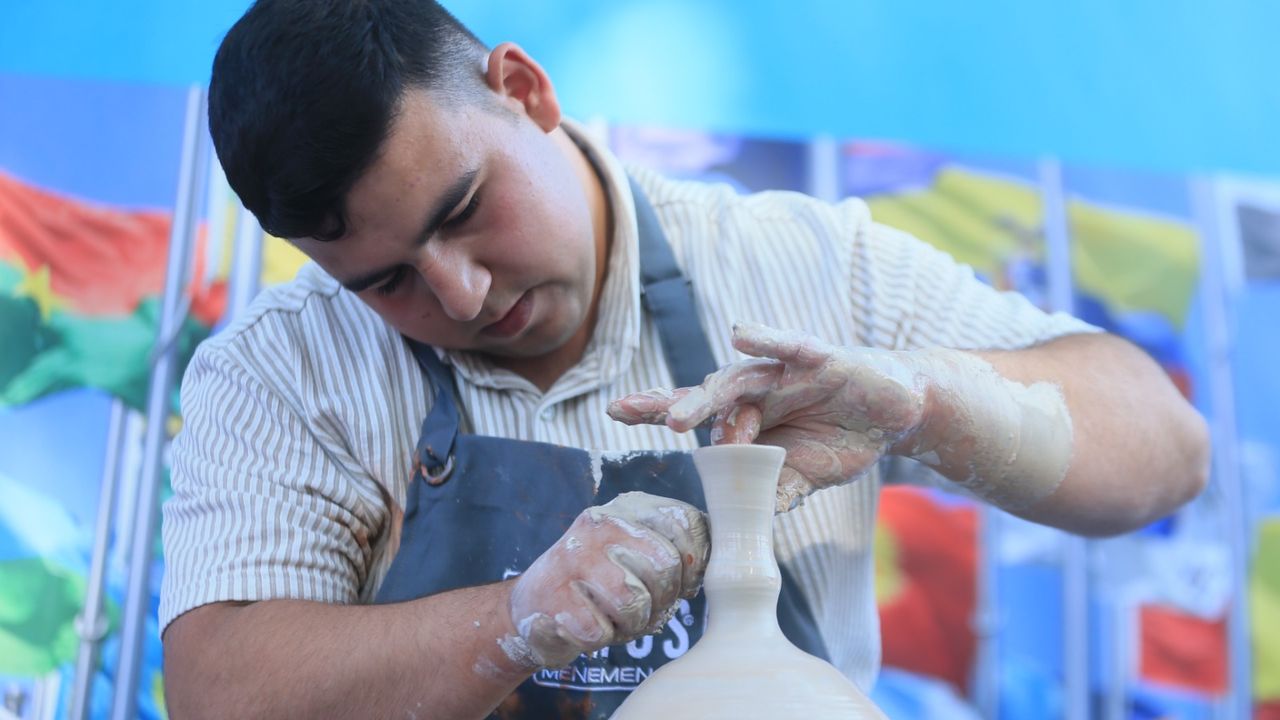 Genç seramik sanatçısı, Uluslararası Menemen Çömlek Festivali'nde şed kuşandı