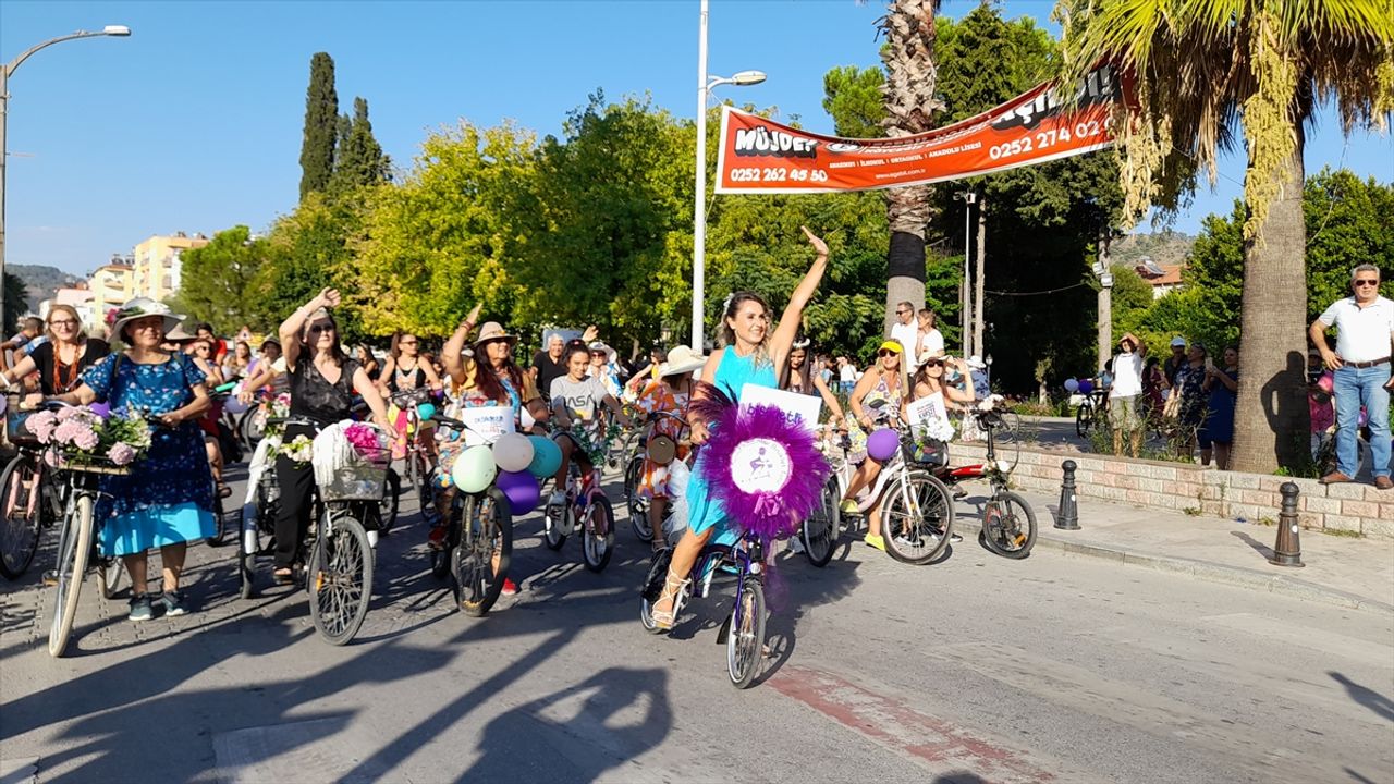"Süslü Kadınlar Bisiklet Turu" düzenlendi