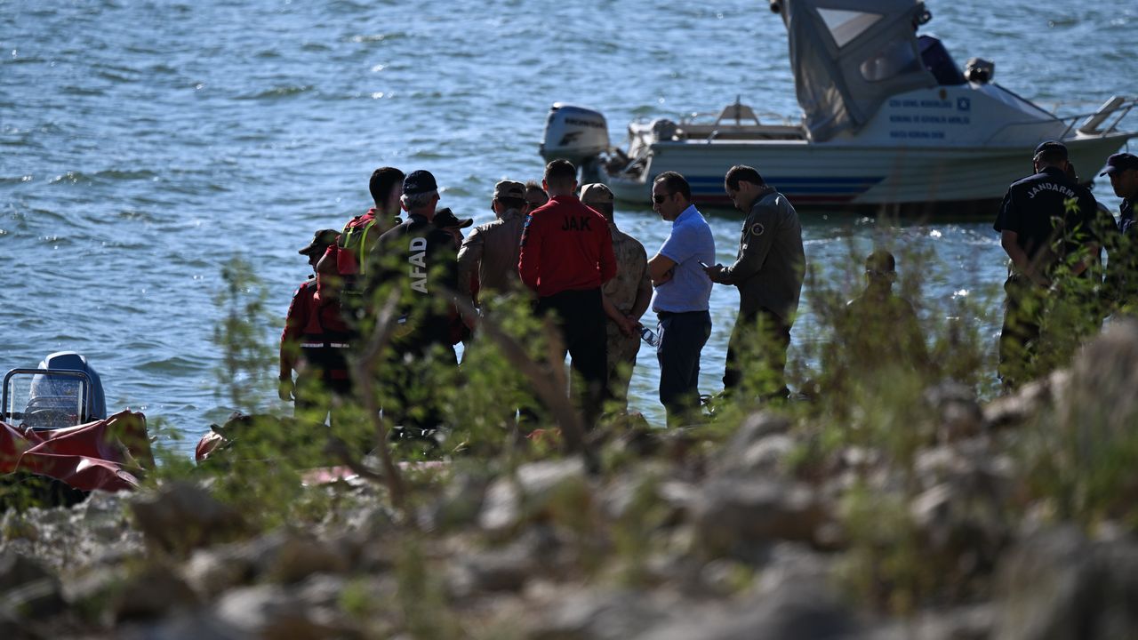 Göle düşen helikoptere yönelik kurtarma  çalışmalarında 3 personelin cansız bedenine ulaşıldı