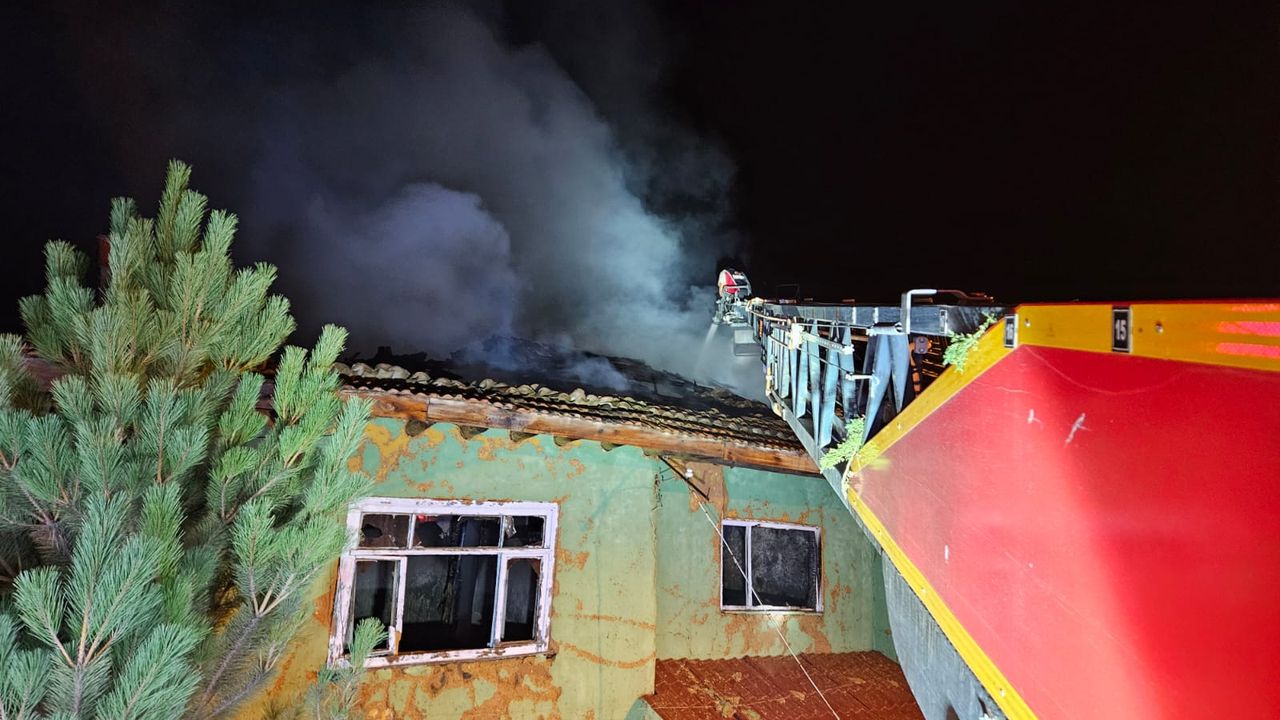Uşak'ta evde çıkan yangın hasara neden oldu