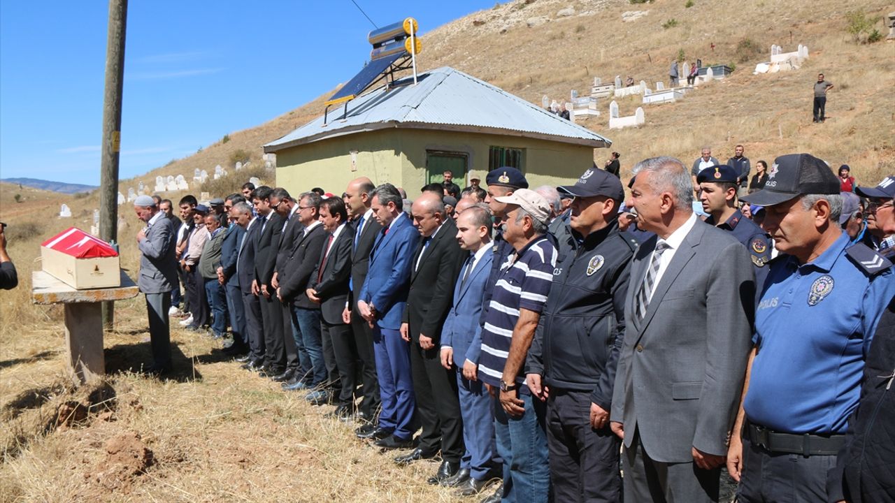 Manisa'da trafik kazasında ölen hakimin cenazesi memleketi Sivas'ta defnedildi