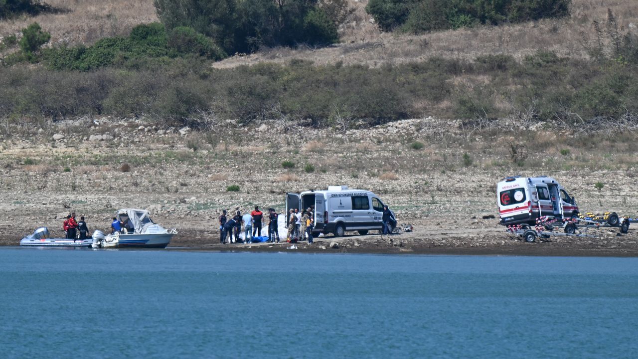 İzmir'de baraj gölüne düşen helikopterdeki 2 personelin cenazesi çıkarıldı
