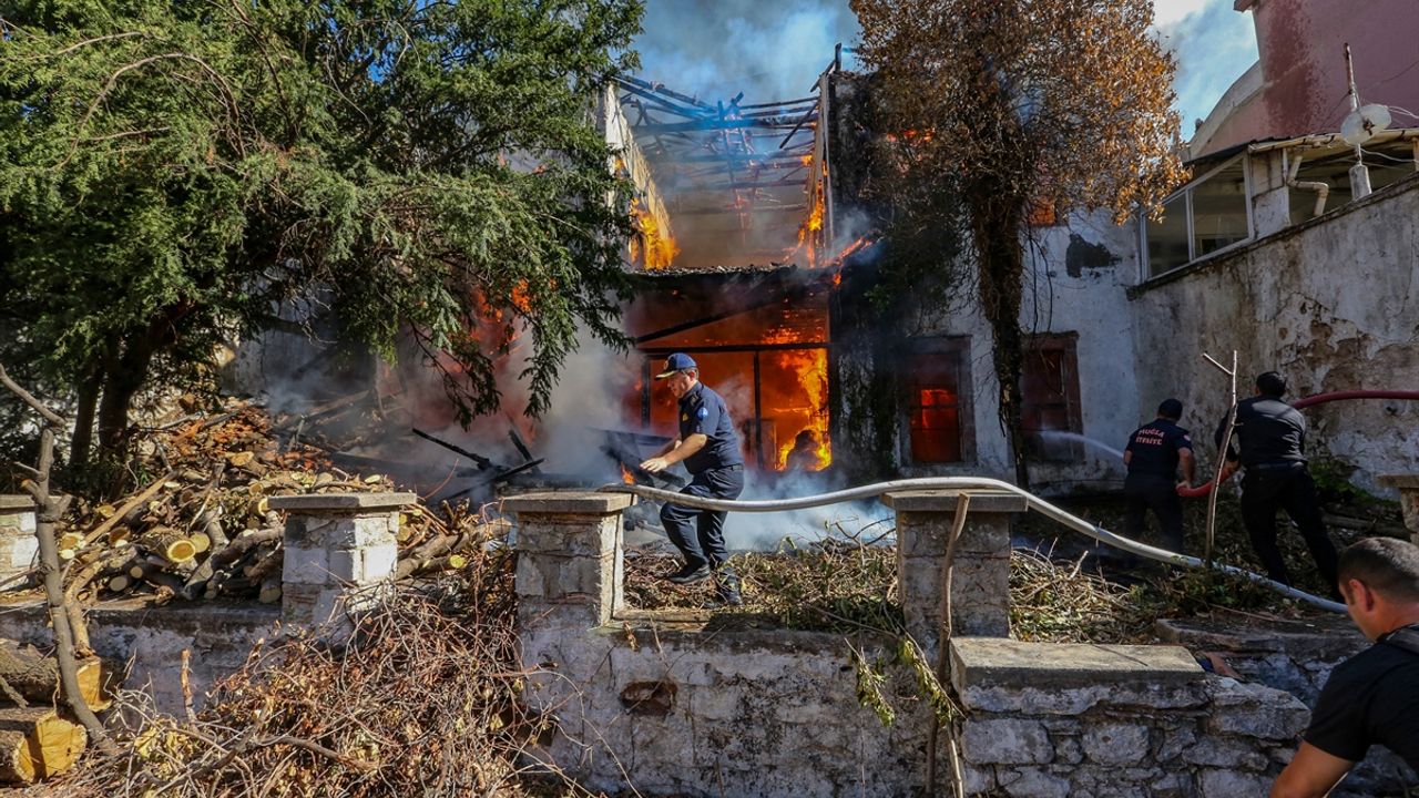 Yangın çıkan 2 katlı tarihi ahşap ev kullanılamaz hale geldi
