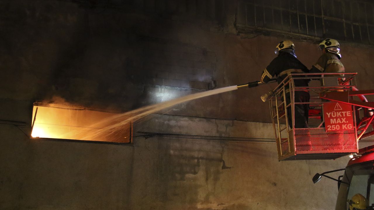 Uşak'ta tekstil fabrikasında çıkan yangın söndürüldü