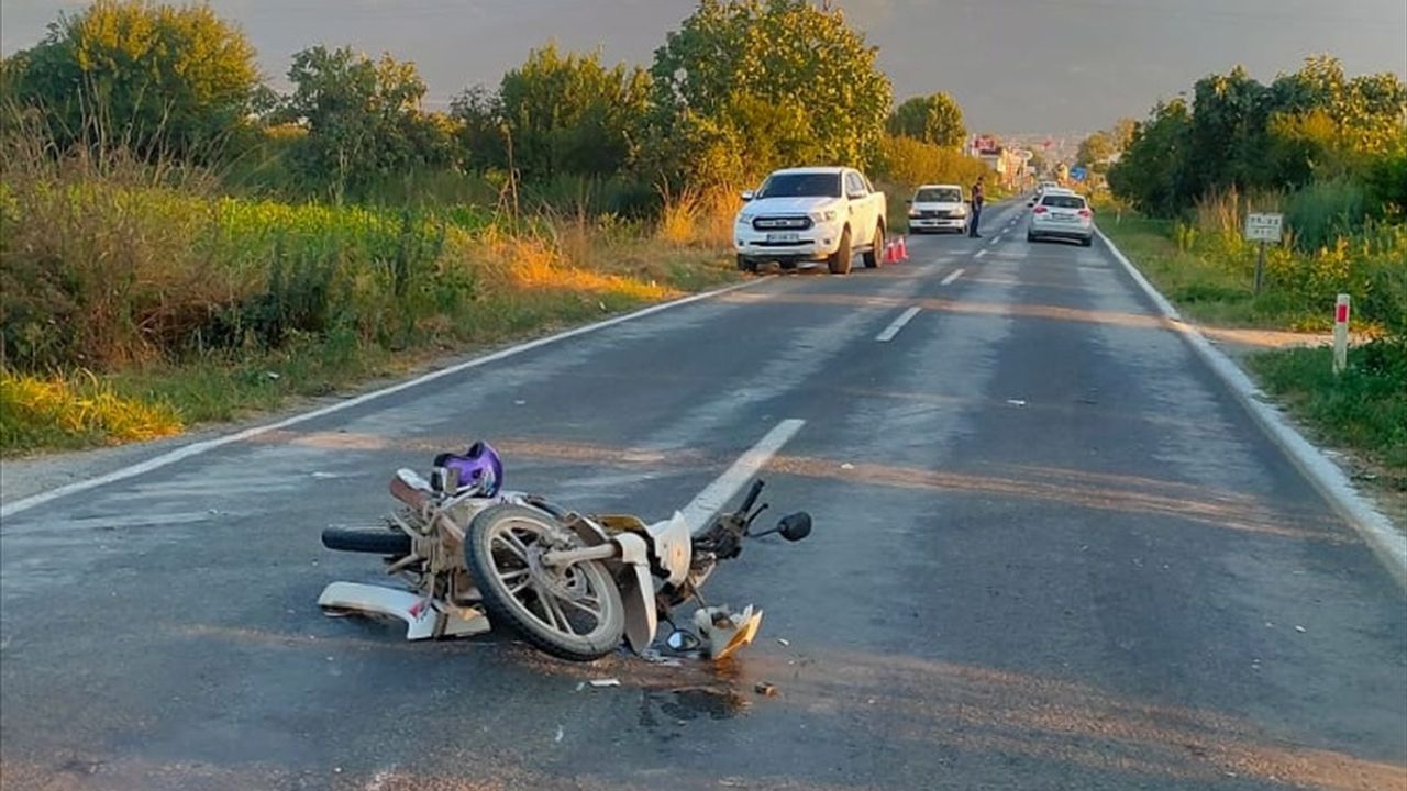 İki motosikletin çarpışması sonucu 3 kişi yaralandı
