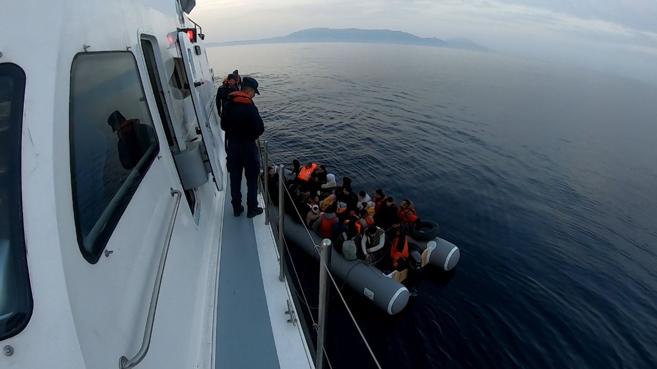 74 düzensiz göçmen kurtarıldı, 69 göçmen yakalandı