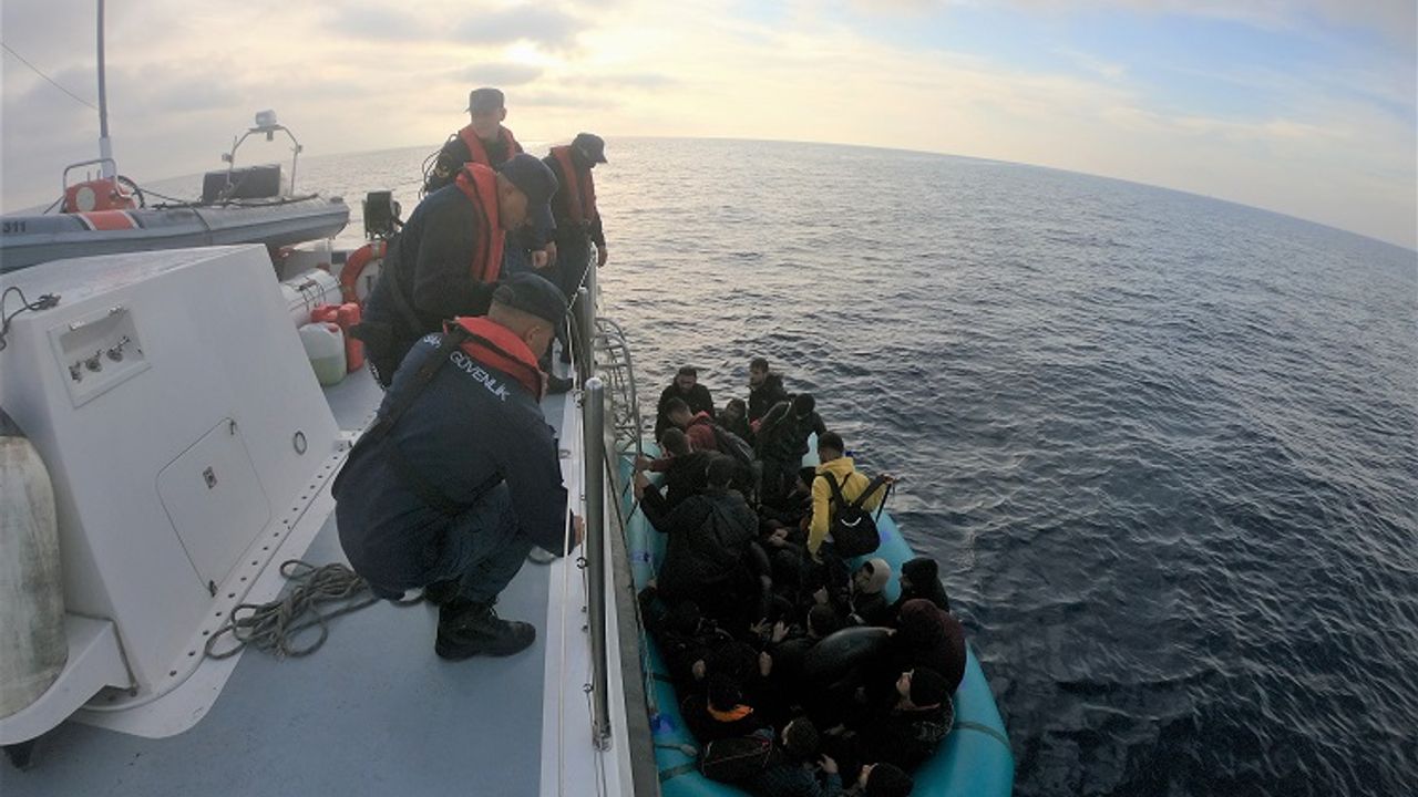 Geri itilen 87 düzensiz göçmen kurtarıldı