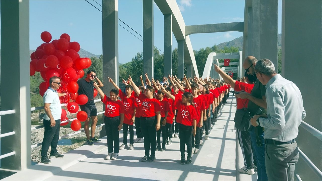 Atatürk Köprüsü'nde Cumhuriyet'in 100. yıl dönümü kutlandı