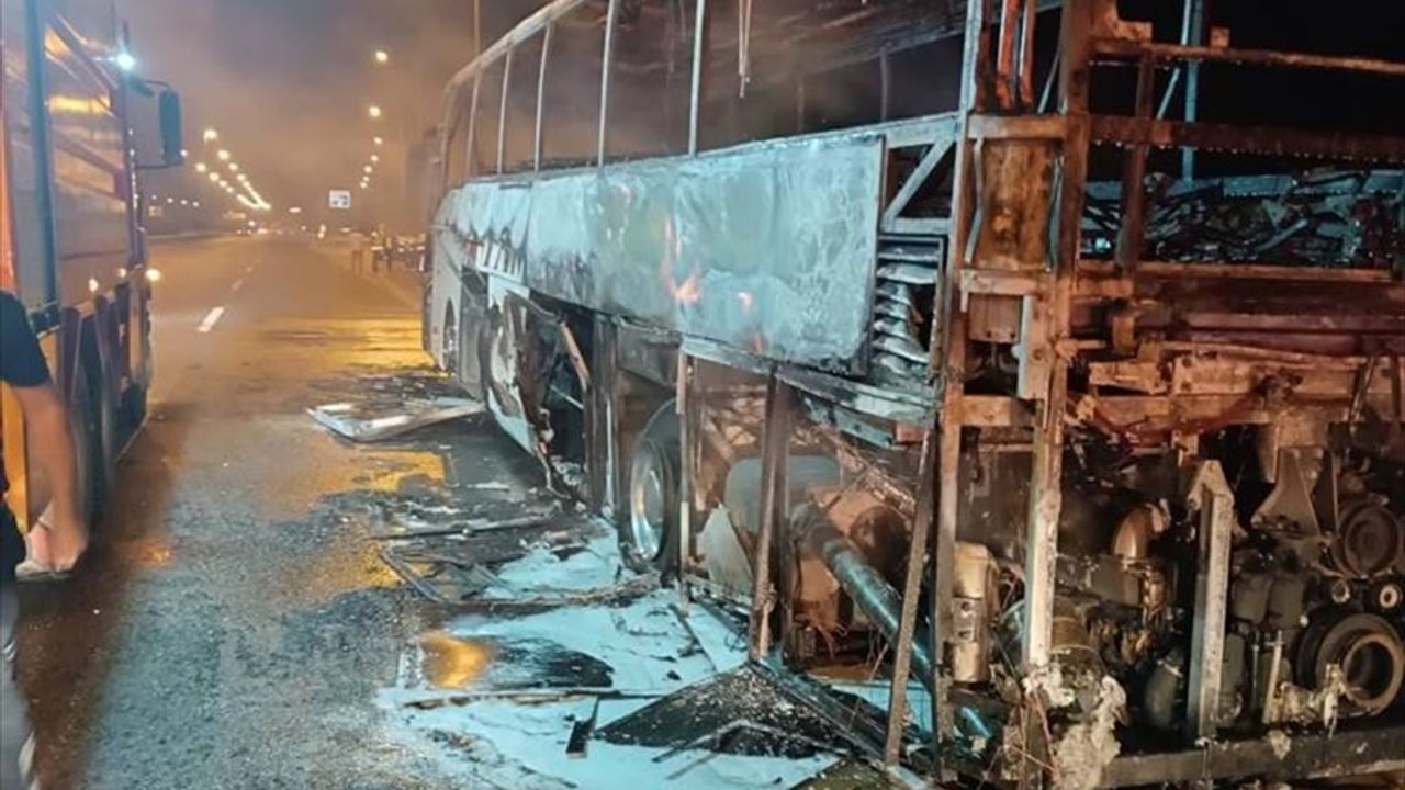 Yolcu otobüsü seyir halindeyken yandı