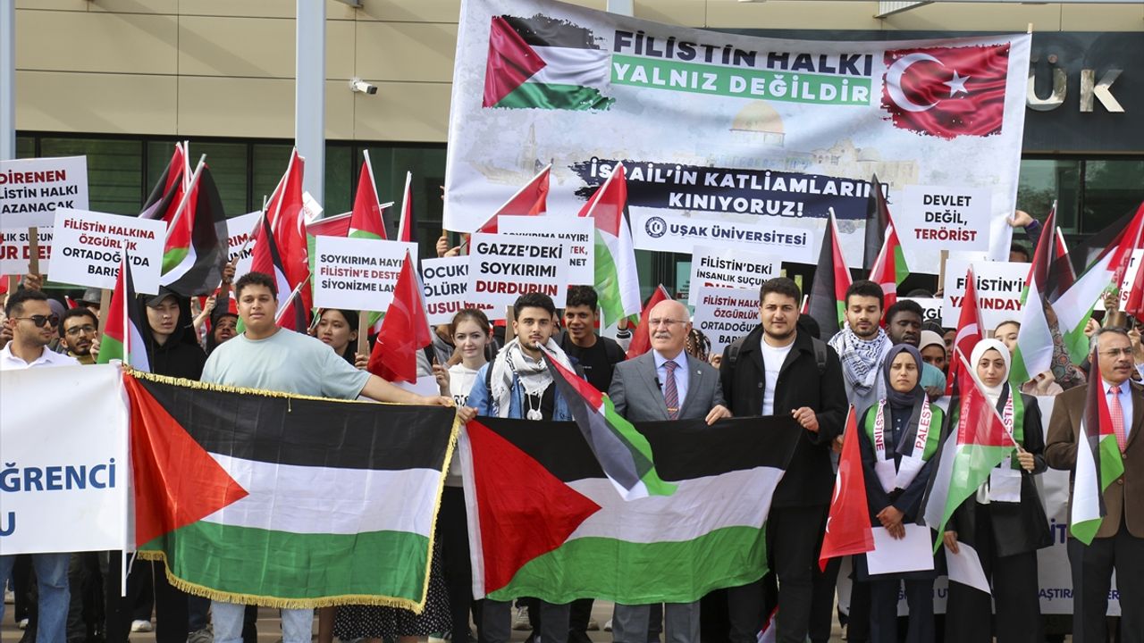 Uşak'ta yabancı uyruklu öğrenciler, İsrail'i protesto etti