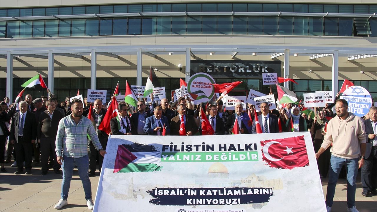 Uşak'taki akademisyenler İsrail'i protesto etti