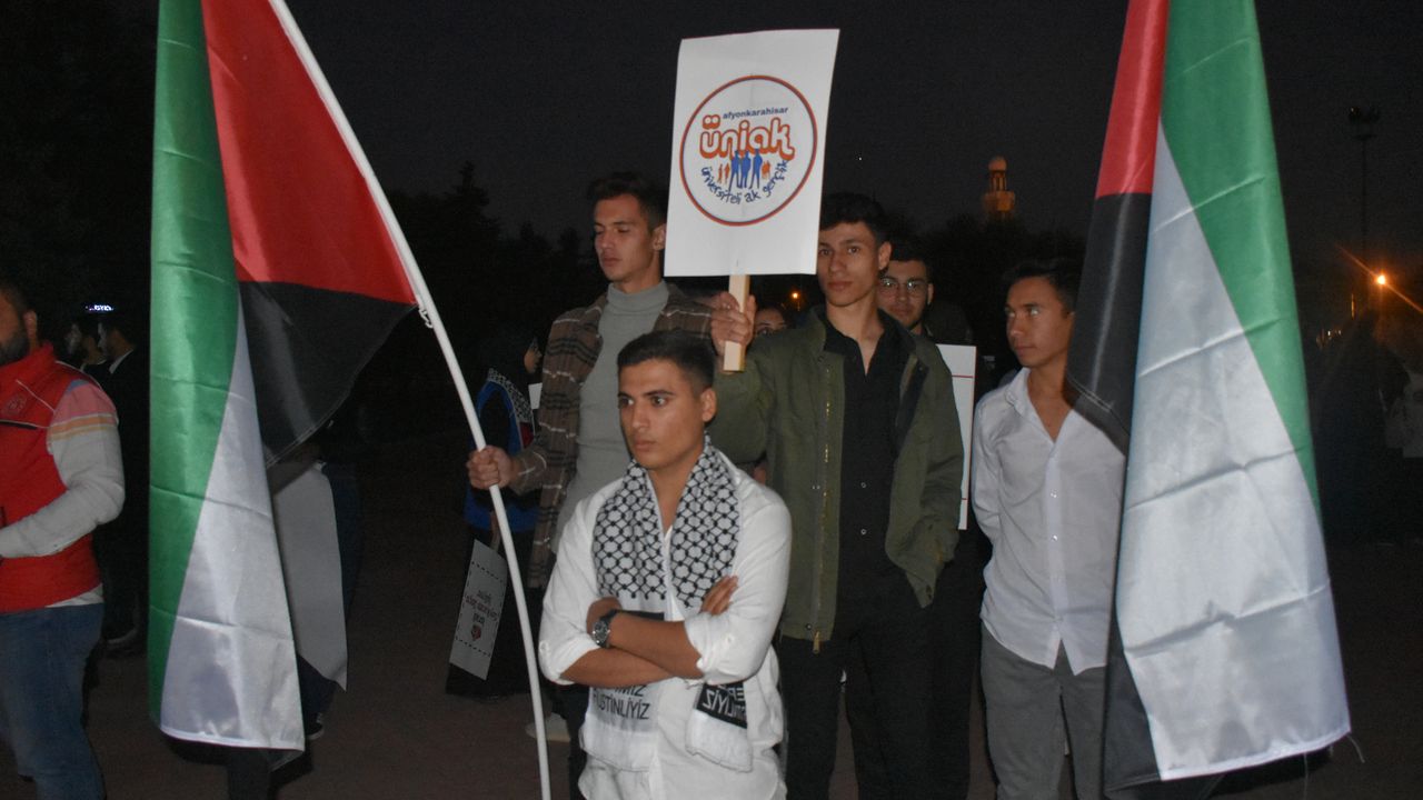 İsrail saldırılarından dolayı üniversite öğrencileri tarafından protesto etti