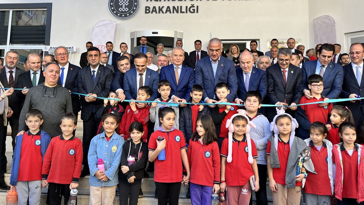 Bakan Ersoy, Halk Kütüphanesi'nin açılışına katıldı