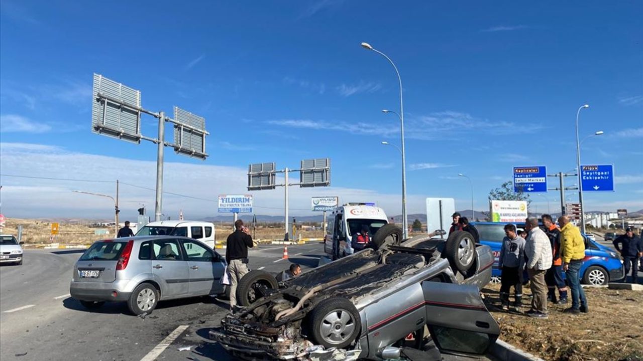 2 otomobilin çarpıştığı kazada 5 kişi yaralandı