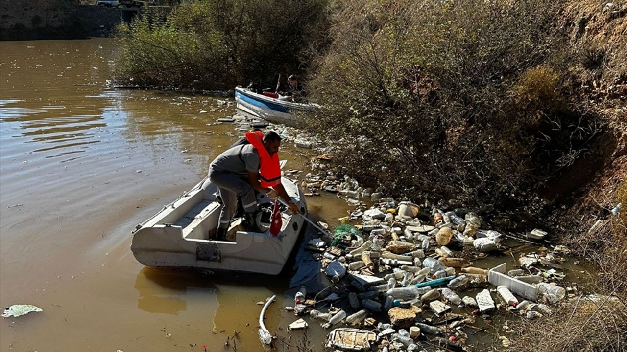 Bitez Barajı'ndaki atıklar bot yardımıyla temizlendi