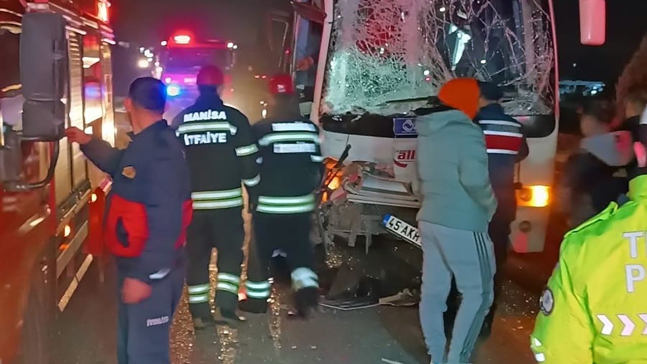 Midibüs ile tır çarpıştı, 12 kişi yaralandı
