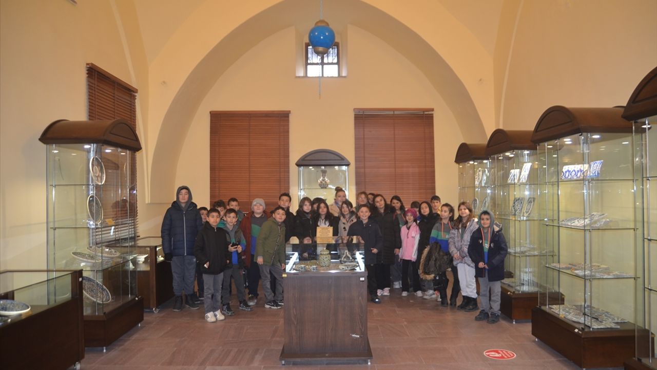 Öğrenciler Arkeoloji Müzesi ve Çini Müzesi'ni gezdi