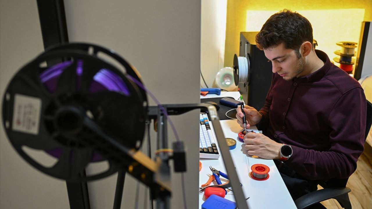 Depremzede üniversite öğrencisi avuç içine sığan enkaz dinleme cihazı geliştirdi