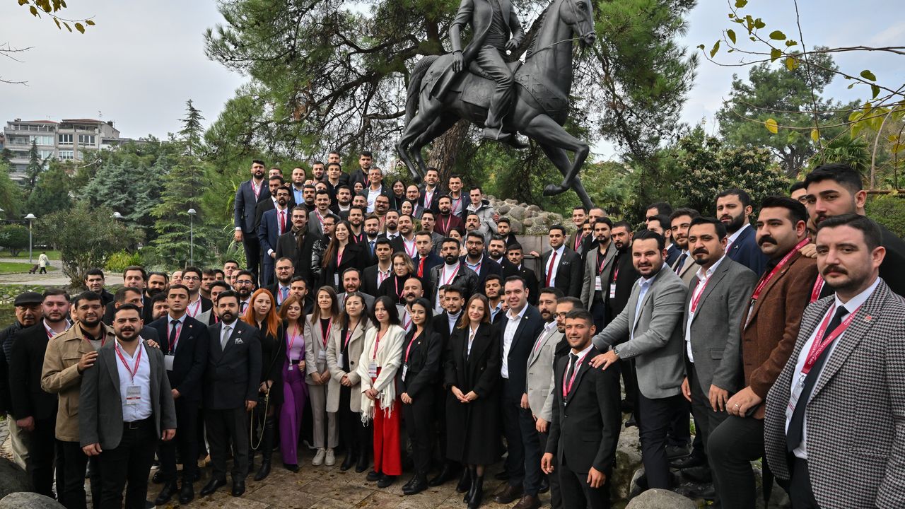 CHP Genel Başkanı, Gençlik Kolları İl Başkanlarıyla Manisa'yı gezdi